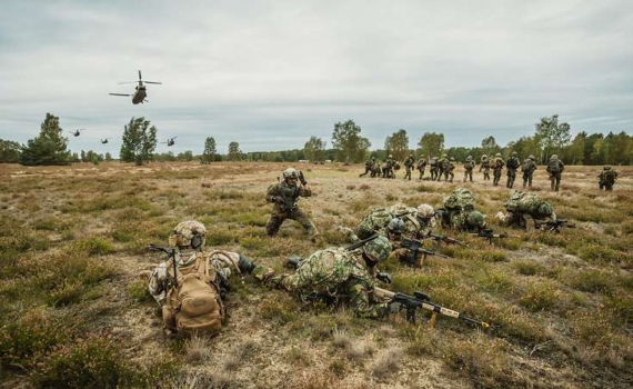 Интервенцию НАТО на Украину прикрывают коррупционным скандалом, заявил эксперт