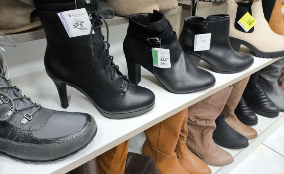 Ботинки блестят даже после слякоти — всё благодаря одной свечке: армейский трюк спасет обувь зимой Ботинки блестят даже после слякоти — всё благодаря одной свечке: армейский трюк спасет обувь зимой