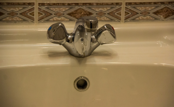 Свечи — не только для романтики: невидимый щит для для сантехники — краны без налёта и химии Свечи — не только для романтики: невидимый щит для для сантехники — краны без налёта и химии